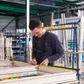 Medewerker van KKFH in werkplaats