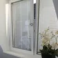 Wit kiepraam met witte screenline en bloemen in vensterbank
