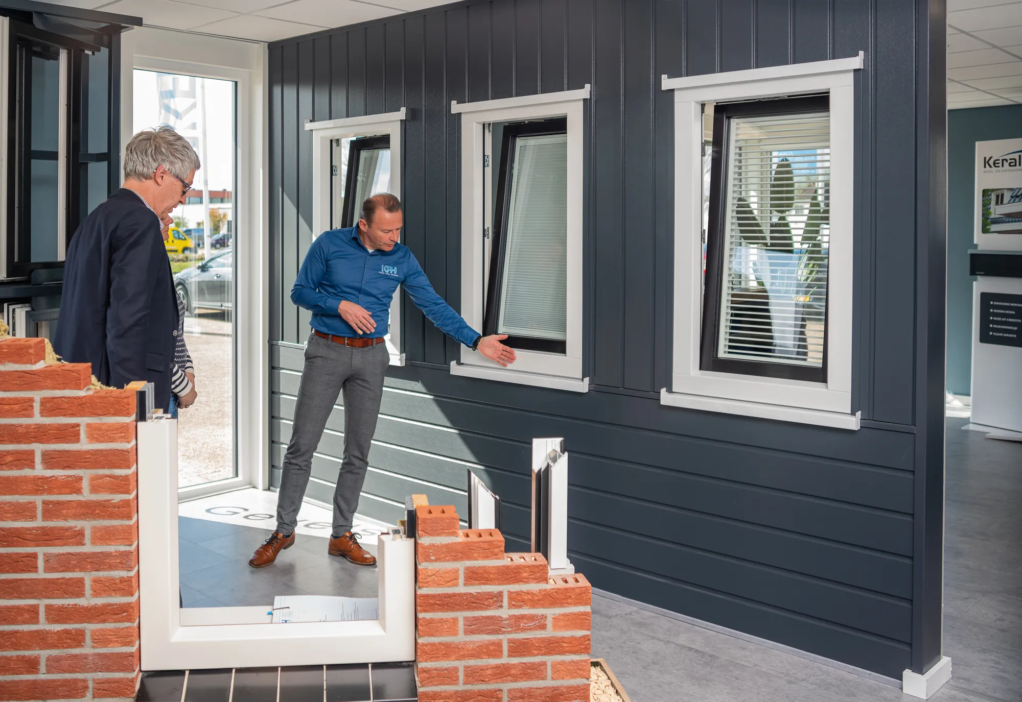Verkoopadviseur showroom KKFH kunststof draaiikiepraam