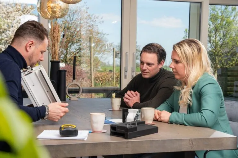 Adviesgesprek KKFH in zonnige en lichte omgeving
