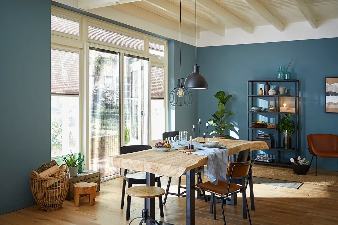 Splendid plissehordeur in woonkamer met groene muur en eettafel