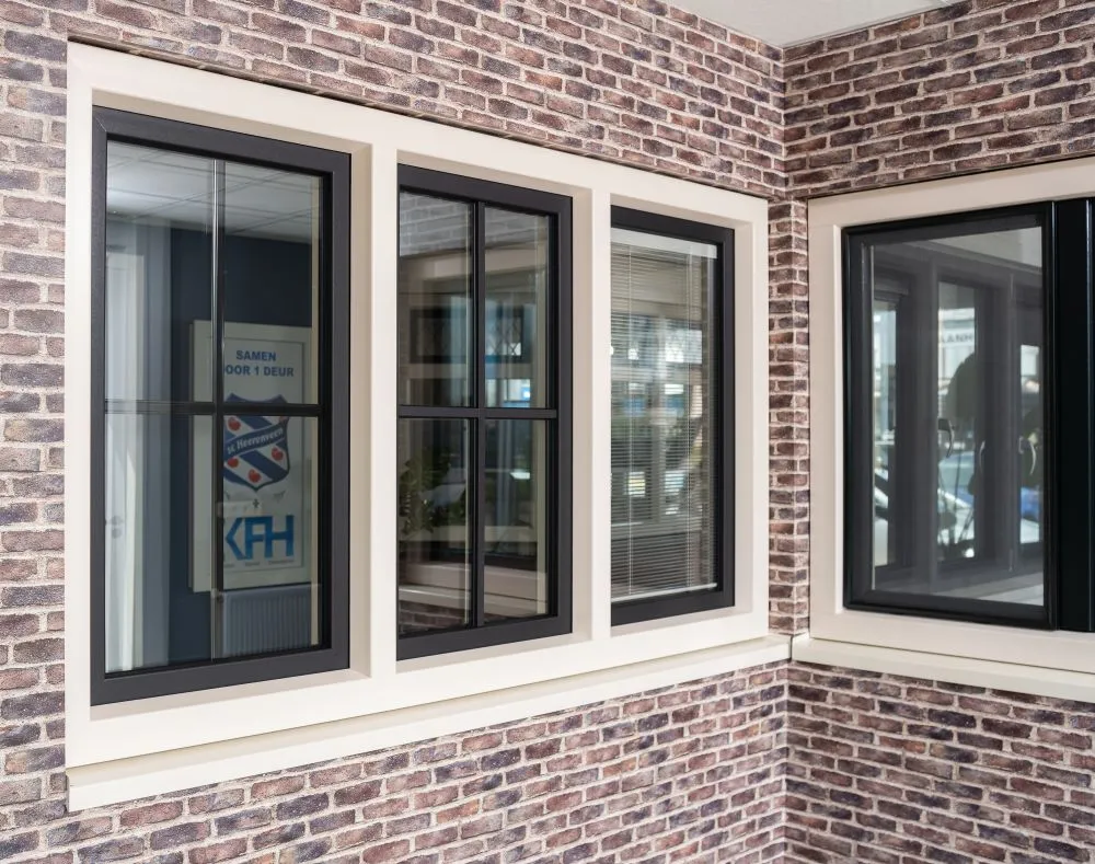 Kozijn met glas in gemetselde muur