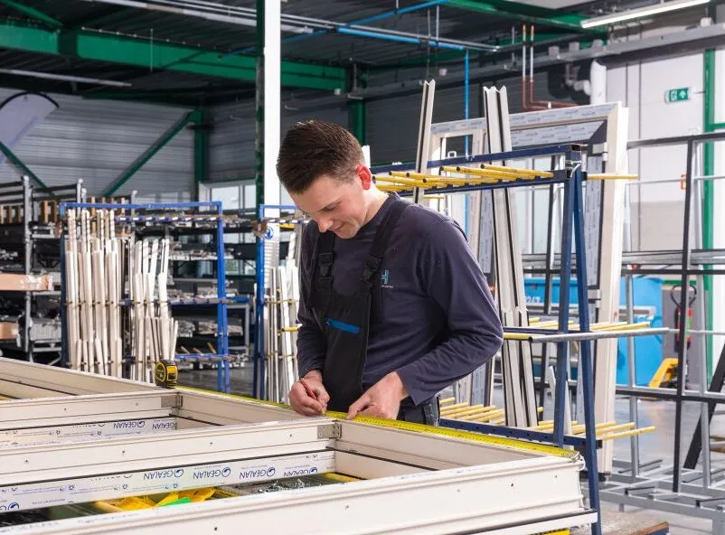 Medewerker van KKFH in werkplaats