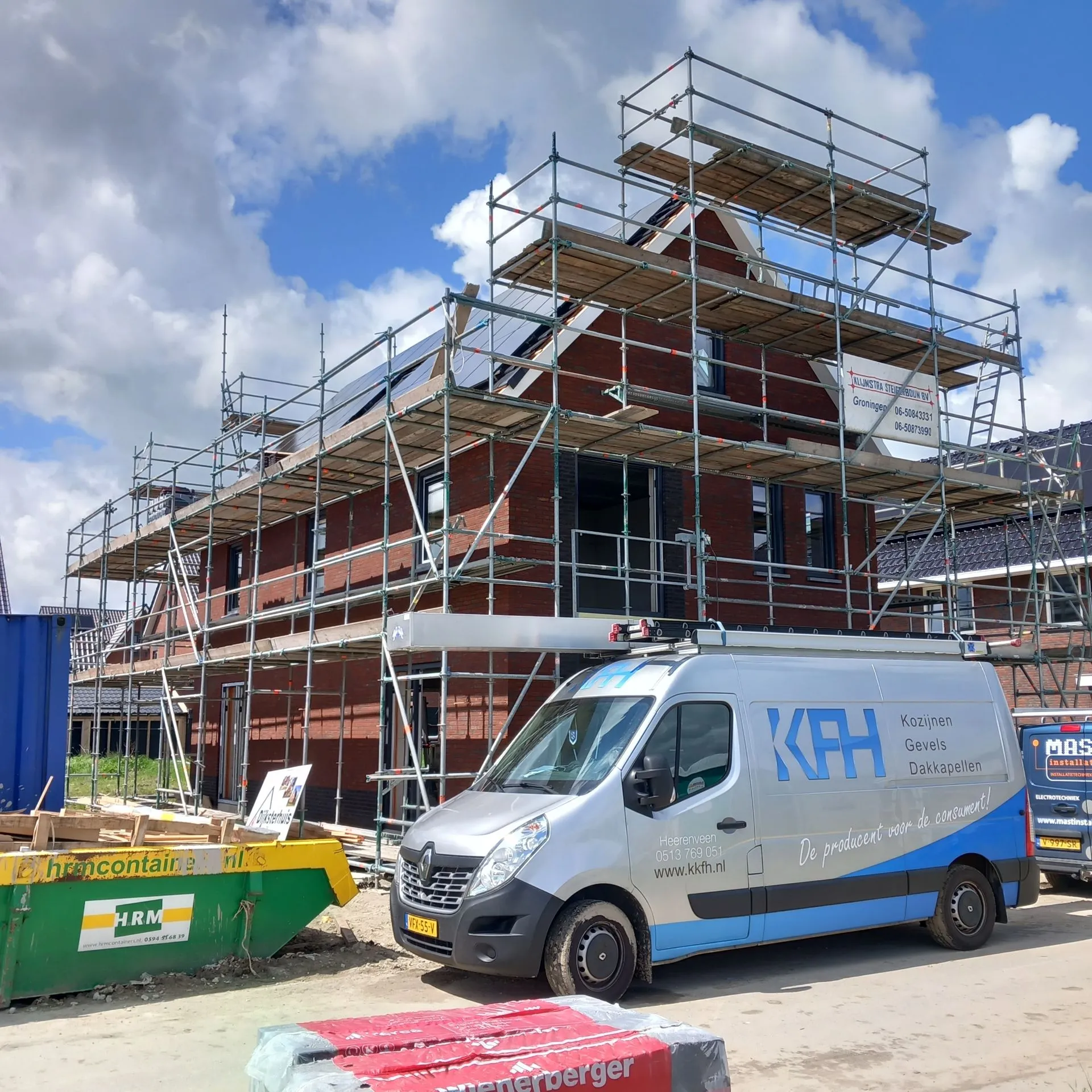 Huis in aanbouw met een busje van KKFH ervoor