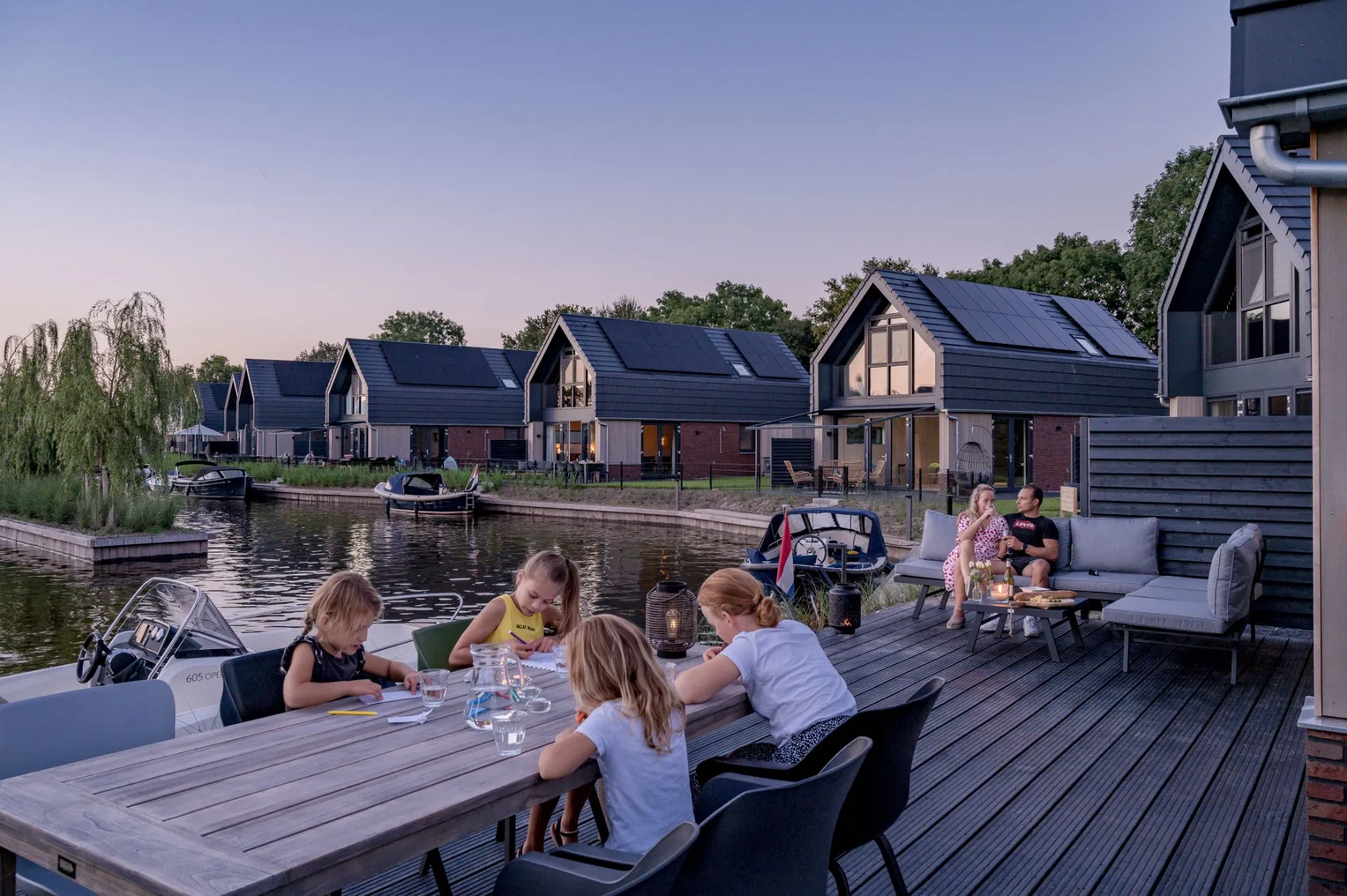 Vakantiehuisjes aan het water met zwarte kozijnen