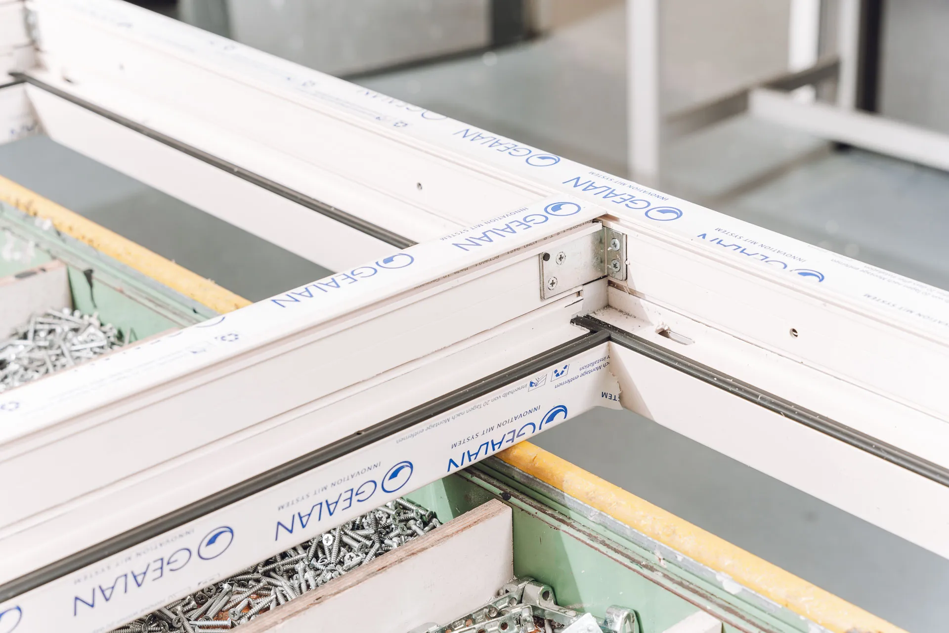 kkfh-kunststof-kozijnenfabriek-heerenveen-productie1