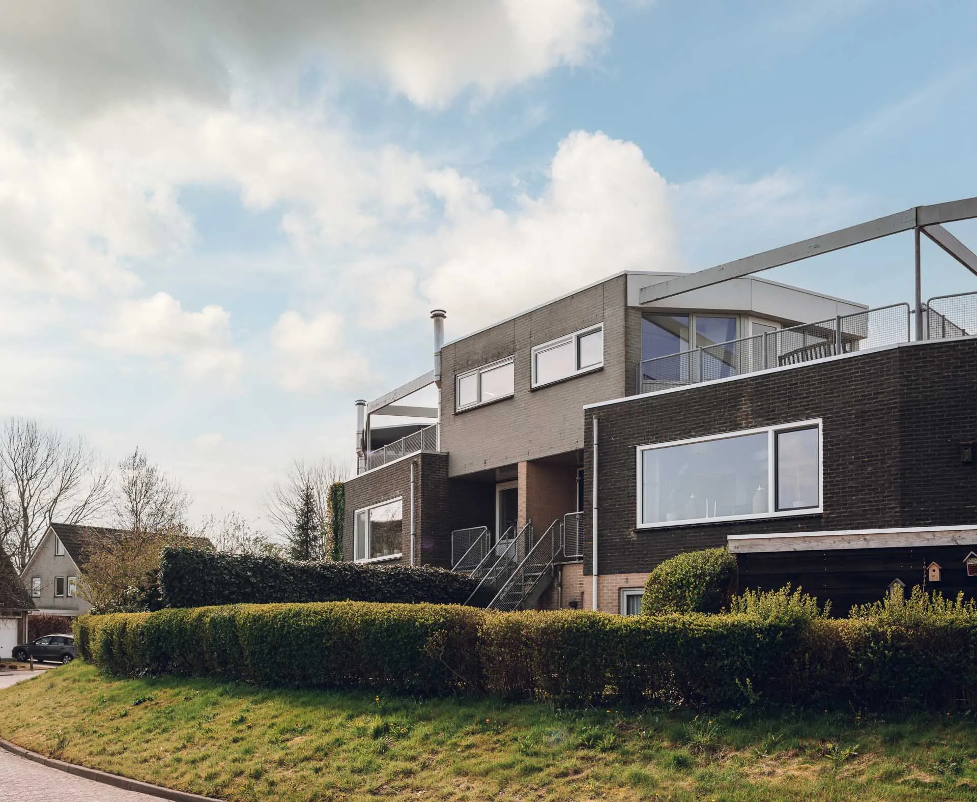 Donker en licht grijze bakstenen platdak woningen in Joure