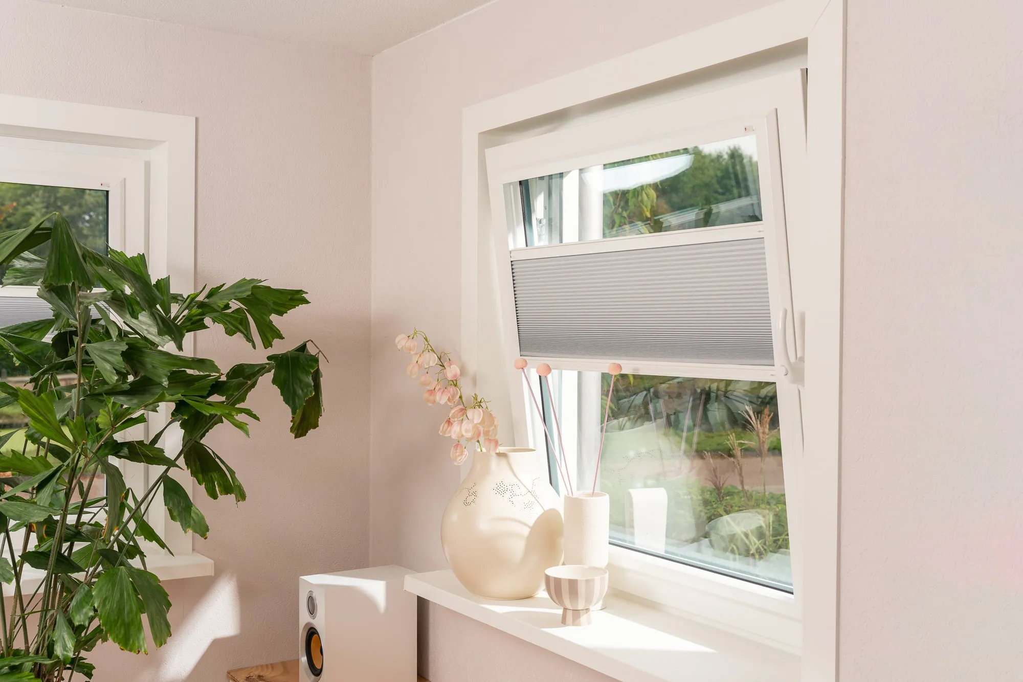 Gekanteld draaikiepraam van kunststof met plissegordijn