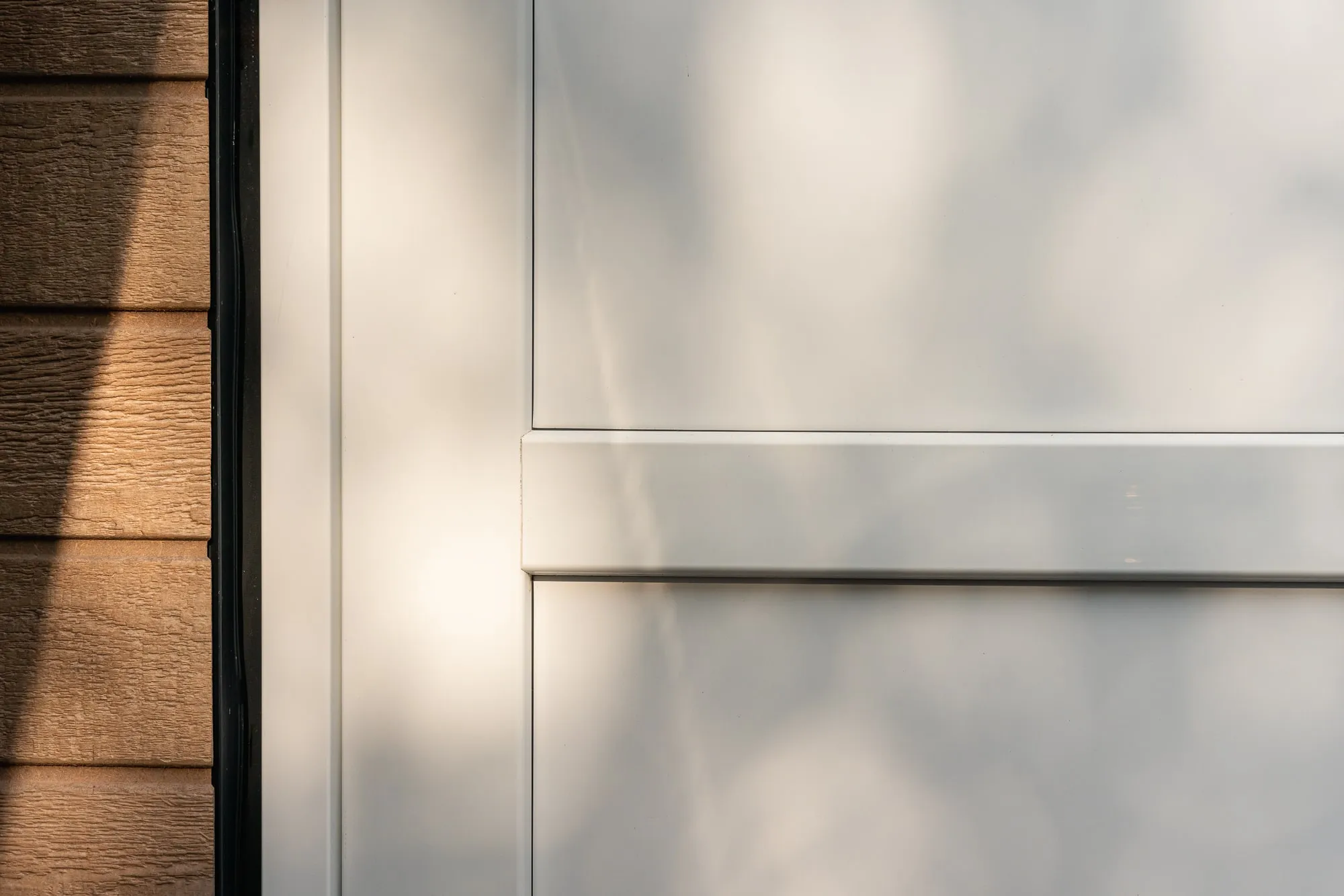 Kunststof garagedeur wit detail- KKFH