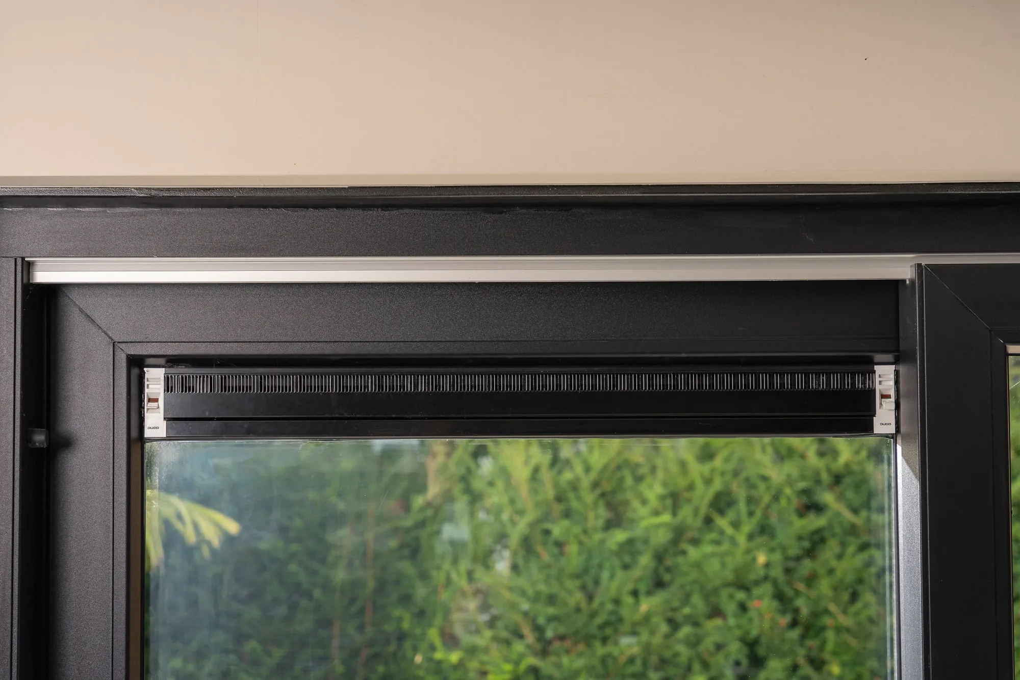 Ventilatierooster in raam kozijn KKFH