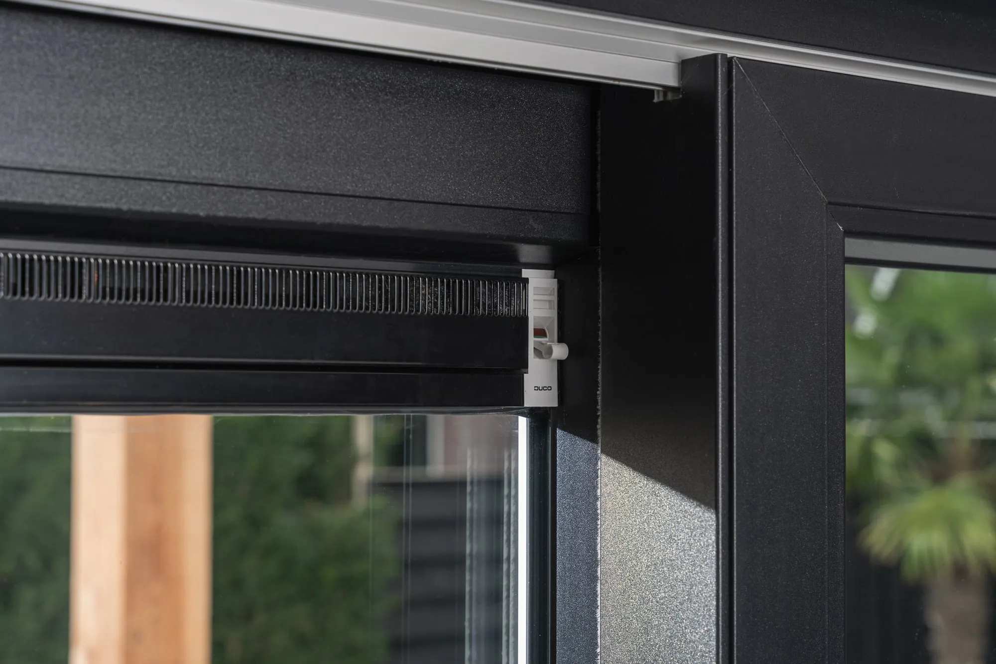 Ventilatierooster in raam kozijn KKFH