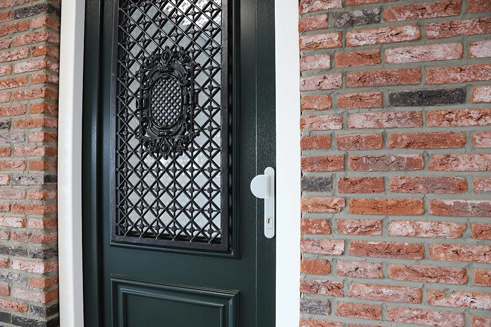 KKFH-Landelijke-voordeur-showroom-groen-sierrooster